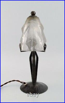 Degue, France. Art Deco table lamp in mouth-blown art glass and cast iron. 1930s