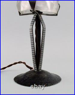 Degue, France. Art Deco table lamp in mouth-blown art glass and cast iron. 1930s