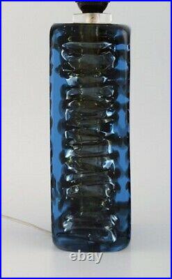 Scandinavian glass artist. Table lamp in blue mouth-blown art glass. Mid-20th C
