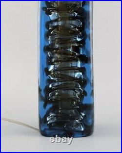 Scandinavian glass artist. Table lamp in blue mouth-blown art glass. Mid-20th C