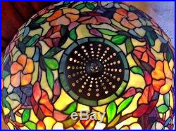 Stunning Tiffany style Reproduction Stained Art Glass lamp