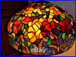 Stunning Tiffany style Reproduction Stained Art Glass lamp